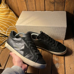 Golden goose - Ett par svarta golden goose i storlek 39/40 skorna är i bra skick de ända är att de är lite sönder bak på skorna men inget som påverkar skorna köpte nya och kommer sälja ganska billigt då de är för små för mig hör av dig vid fundering pris kan sänkas!