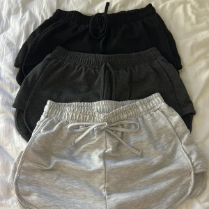 3-pack mjuka shorts med snörning - Tre par sportiga shorts i svart, mörkgrått och ljusgrått. Super bra skick, knappt använda! Stl XS 100kr för alla 3!