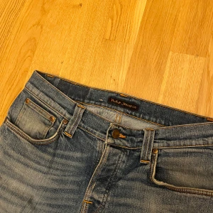 Nudie jeans - Mycket fint skick 8.5/10. Har endast en litet hål inuti en av fickorna annars jätte fina. Storlek W31L32