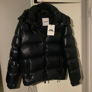 Helt ny J.Lindeberg Dun Jacka - Säljer en helt ny J.Lindeberg CREEK DOWN JACKET i färgen navy. Storlek M. Säljer den för att den är för stor. Nypris är 5500 kr.