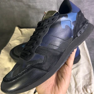 Valentino rockrunners  - Mycket fint skick | Size 44,5 passar 45  | fraktar spårbart inom 24 timmar |  för att köpa klicka ” köp nu” | vid frågor skriv ett meddelande |