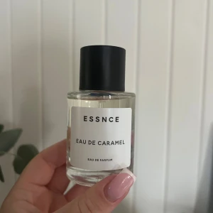 Essnce Eau de caramel parfym  - Säljer essnce nya eau de caramel parfym, säljer då den inte föll mig i smaken riktigt. Doftar verkligen karamell! Endast använd en gång 
