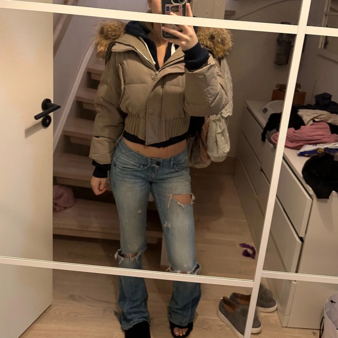 Beige croppad pufferjacka med äkta päls - 90