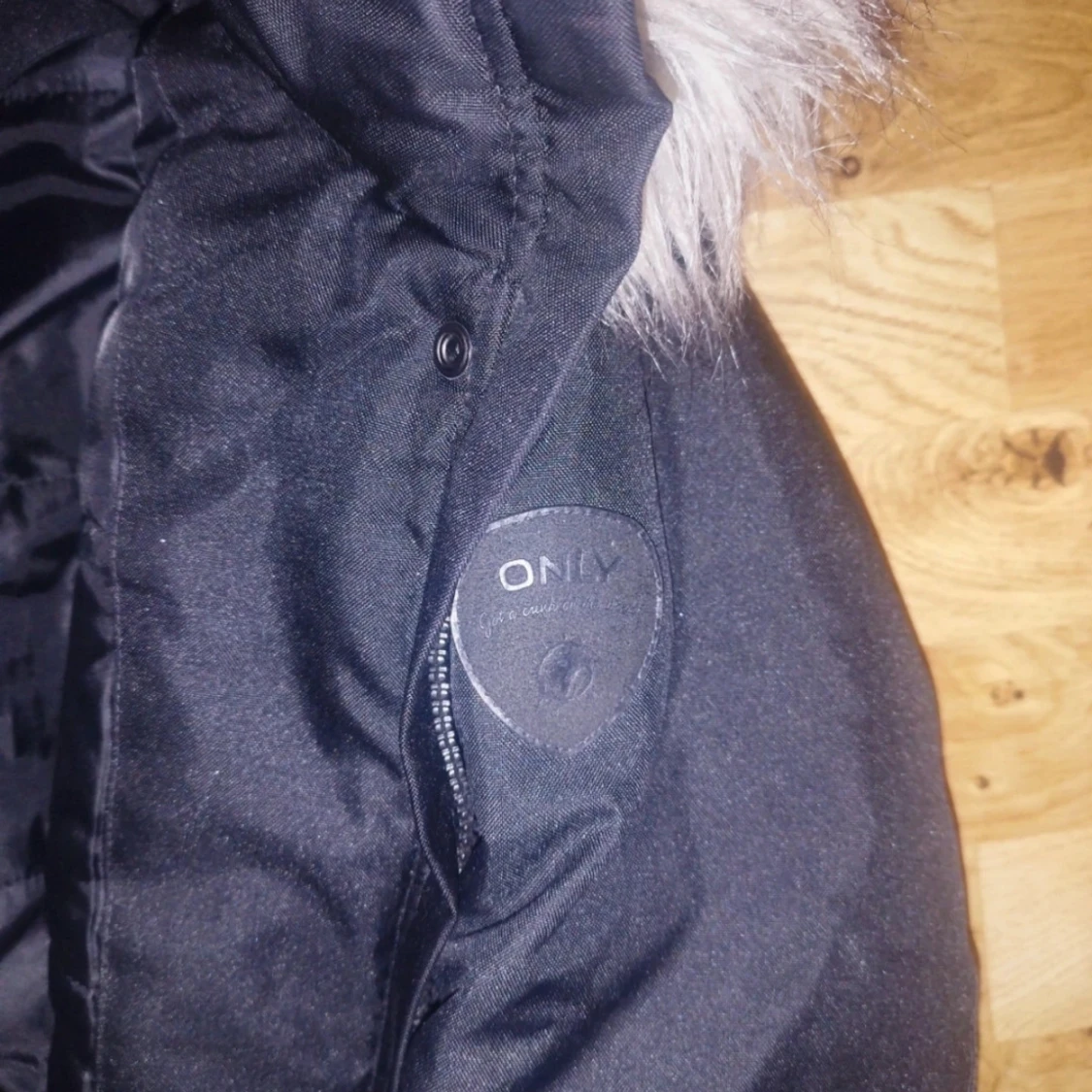 Svart parkajacka med fuskpäls från ONLY - 2