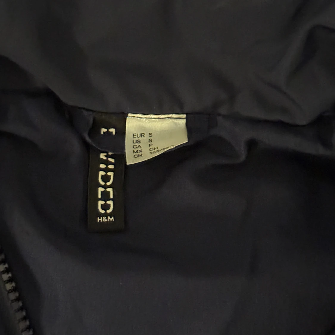 Mörkblå pufferjacka från H&M Divided S - 2