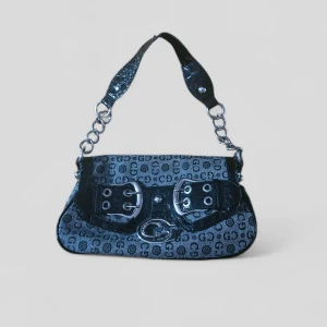 Guess väska  - Svart axelväska från Guess. Inga fläckar eller hål. Skriv för fler bilder💗