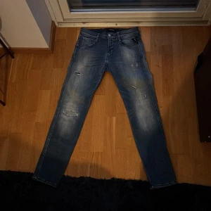 Replay anbass hyperflex jeans blå - Vi säljer dessa replay anbass jeansen med stretch för extra skön passform. De är i mörkblå färg som har en fade som blir lite ljusare. Storleken är 30/30. Etikett saknas dock som ni kan se i sista bilden. Vid fler frågor eller funderingar kan ni skriva. Pris kan alltid diskuteras 