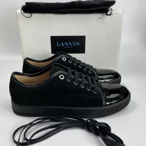 Lanvin skor(nya) - Hej! Säljer nu dessa sjukt snygga lanvin skor. Skorna är helt nya! Har begränsat antal boxar och dustbag. Hör av dig vid frågor. 