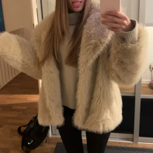 Beige pälsjacka  - Supermjuk och fluffig pälsjacka som funkar till höst och vinter. Mycket bra skick (fuskpäls)💕
