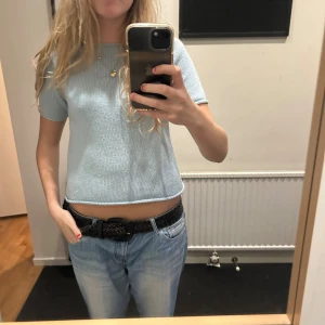 Ljusblå stickad croppad topp - Jättefin ljusblå tröja i toppen skick! Står varken storlek eller märke men skulle säga att den är i strl S🩵