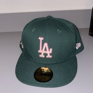 Grön LA Dodgers keps från New Era - Säljar denna snygga keps pågrund av att den är förstor mig mig, men jag har rätt litet huve. Den är splitter ny men pris kan diskuteras 