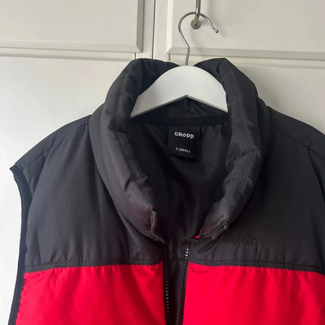 Röd och svart dunväst från Cropp - 1