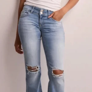 Ljusblå bootcut jeans med slitningar - Snygga ljusblå jeans, säljer då de inte kommer till användning längre. Använda fåtal gånger. 