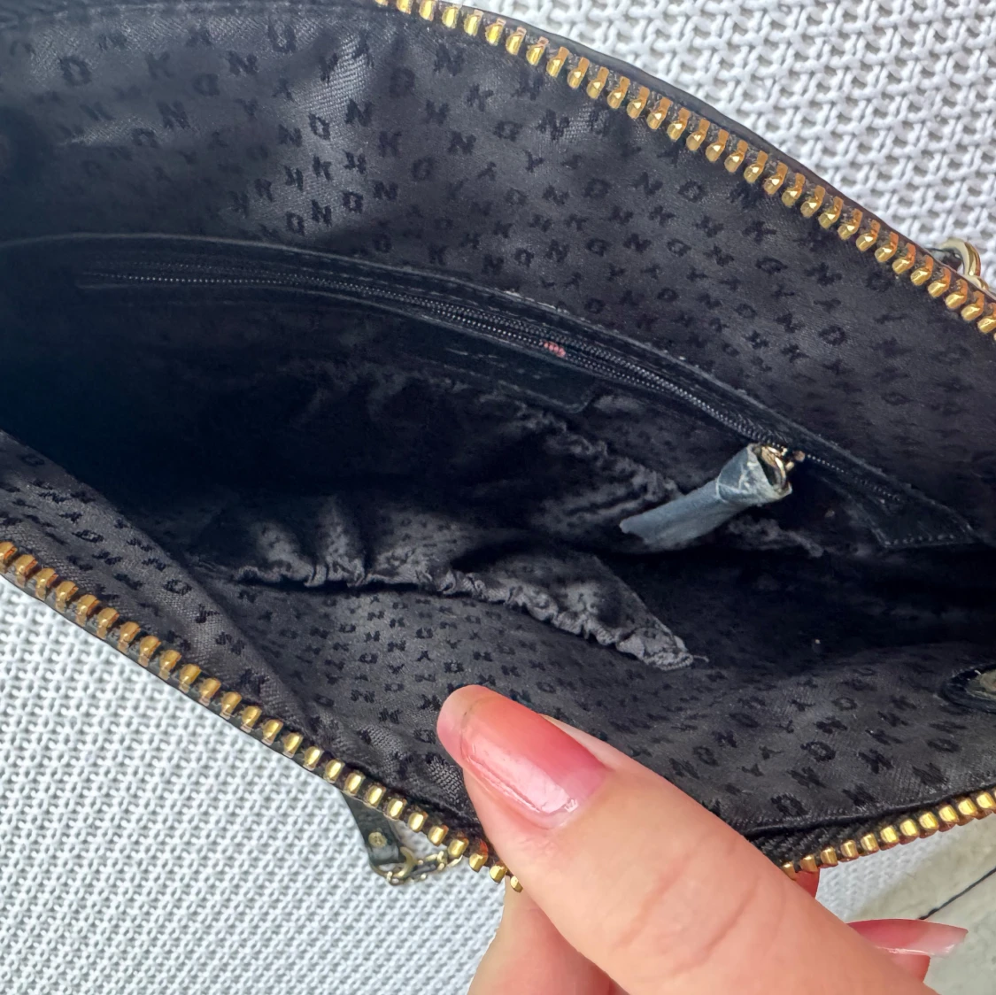 Svart axelväska från DKNY i skinn - 4