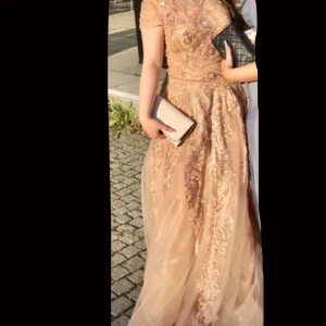 Balklänning - Jätte fin balklänning använt en gång inga skador. Passar inte mig därför vill jag sälja vidare den. Är 156 cm lång och vägde runt 55 kilo när jag hade denna på mig. Den är väldigt lång men perfekt för de som letar efter en fin balklänning storleken är en S, 36. Köpt den för 2500.