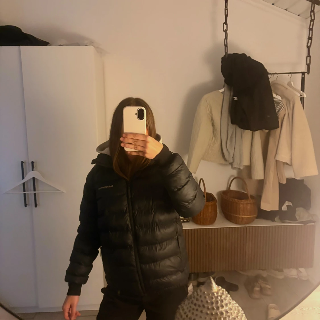 Svart pufferjacka med huva - 1