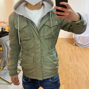 J lindeberg field jacket / vindjacka  - Stilren j lindeberg field jacket i storlek S. Finns även en huva på kragen av jackan där dragkedjan finns. Kom med frågor och bud😁tappat lite färg. Finna några defekter men syns inte!