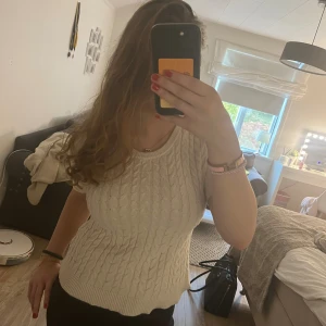 Beige tröja Cubus - Kabelstickad beige tröja från Cubus i storlek XS. Snygg att styla med både jeans och kjol.