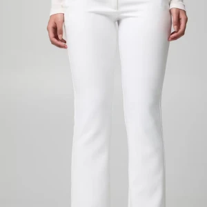 Vita kostymbyxor från BikBok, strl 34 - Snygga vita kostymbyxor från BikBok i storlek 34. Byxorna är bootcut och lowwaist 💗Jag köpte dessa för en vecka sedan på Vinted men dom passade mig tyvärr inte 💗 Dom är andvända max 2 gånger från förra ägaren och bara testad av mig ☺️