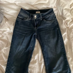 Mörkblå jeans från Nelly - Snygga mörkblå jeans från Nelly med låg midja. Jätte bra skick 💓storlek 34 men väldigt stretchigt material 