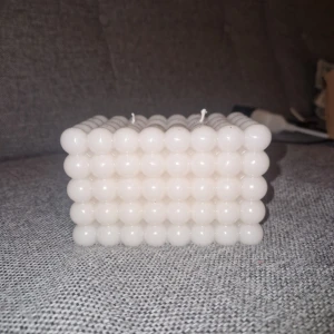 Stort ljus 100% stearin - Super fina egentillverkade stora bubbelljus, man får välja vit eller beige. Se andra bild för mått.  Pga hemmagjort så kan ljusen skilja sej lite ifrån varandra/bilden. Hör gärna av dej vad du önskar för färg samt hur många.