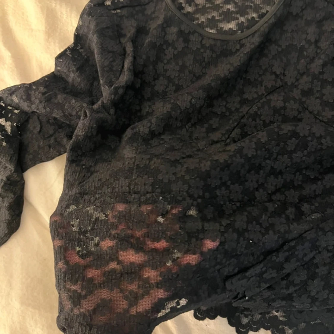 Svart blommig spetsblus med lång ärm - 1