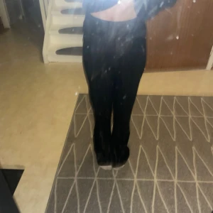 Svarta ribbade byxor från FBSister XS - Svarta ribbade byxor från FBSister i storlek XS. Byxorna har hög midja och är stretchiga med en rak passform. Materialet är mjukt och bekvämt, perfekt för en chill och stilren look. Snygga att matcha med crop top eller hoodie.