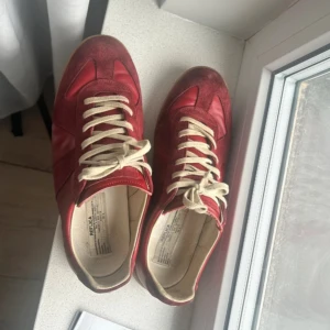 Mason Margla gats - Mason Marela gats i rött skinn och mocka med beige snörning och gummisula. Klassisk rund tå och platt sula snygg retrostil som sticker ut. osäker på äkthet  Märkning på innersulan och yttersulan. Perfekt för dig som gillar statement-skor.