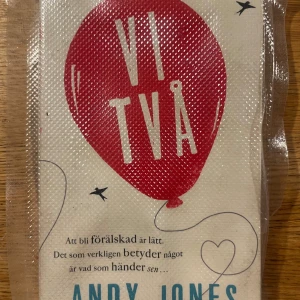 Vi två - En charmig bok om kärlek och relationer, perfekt för dig som gillar romantik och vill veta vad som händer efter att man blivit förälskad. Omslaget med en röd ballong och hjärta ger en varm och hoppfull känsla.