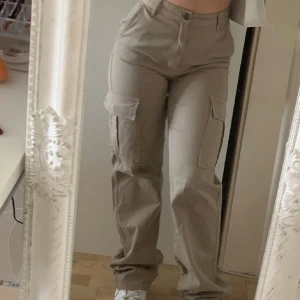 Beiga cargopants med fickor - Cargobyxor beige