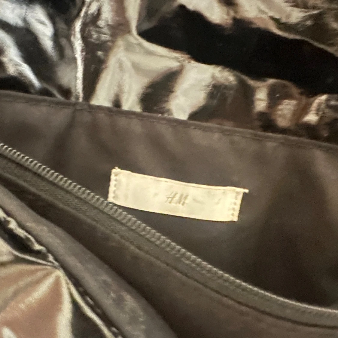 Svart quiltad axelväska från H&M - 1