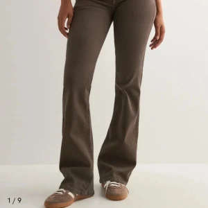 Low waist bootcut stitch jeans  - Snygga bruna jeans med bootcut och hög midja. Jeansen har klassisk femficksdesign, dubbla knappar i midjan och dekorativa sömmar på bakfickorna. Tillverkade i ett stretchigt bomullsmaterial för skön passform. Dessa har fortfarande lappen på vilket betyder att jag då kommer sälja dem för full pris. Dom är alltså inte tvättade. FULL PRIS : 700kr 