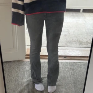 Grå bootcut jeans - Ett par supersnygga gråa bootcutjeans från Only💓