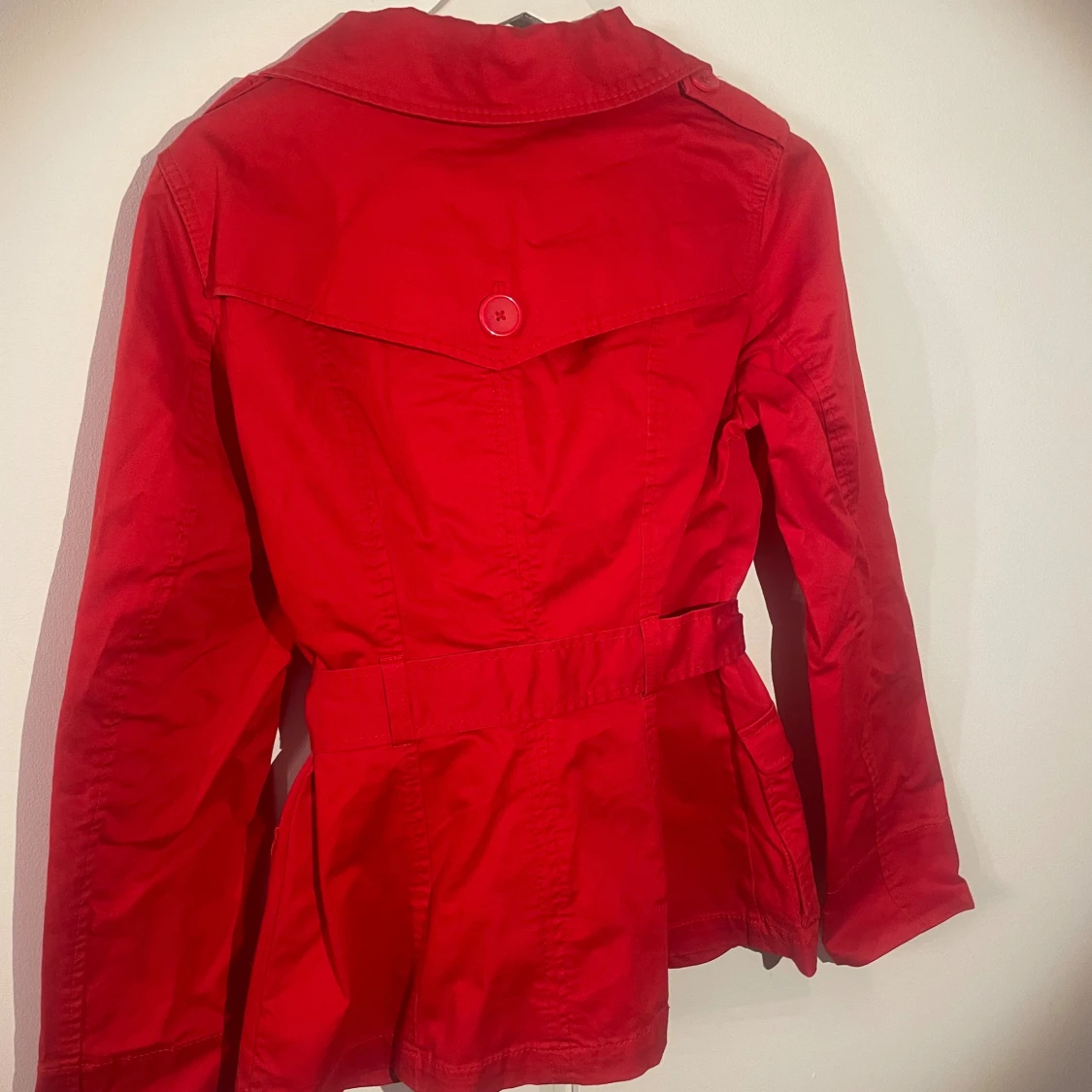 Röd jacka med bälte från H&M - 2