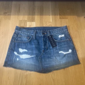 Mini jeans kjol  - Supernygg blå jeanskjol från Topshop med slitna detaljer! Kjolen är helt ny med prislapp och den säljs inte längre!! Pris kan diskuteras❤️