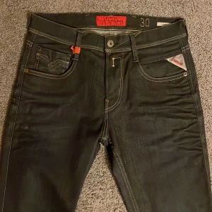 Replay Anbass - Replay anbass jeans w30 l32 skick 9/10 nästan helt nya. Mått längd 107cm, midja 39cm, innelår 73cm. Pris kan diskuteras meddela mig vid frågor eller funderingar.