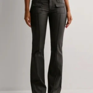 Low waist bootcut jeans  - Low waist bootcut jeans med framfickor från Nelly i storlek 34💗