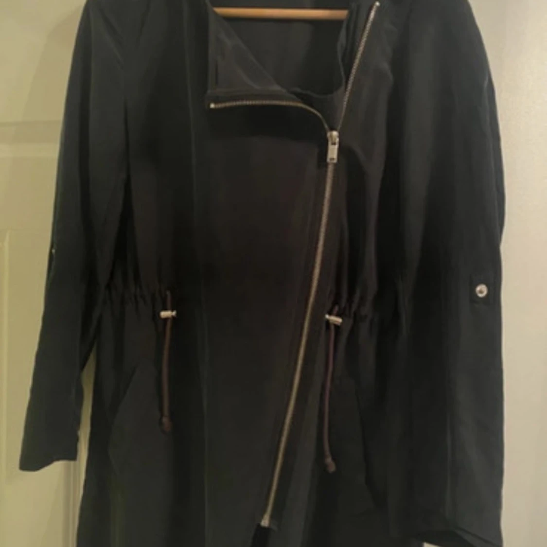 Svart parkajacka från H&M Divided