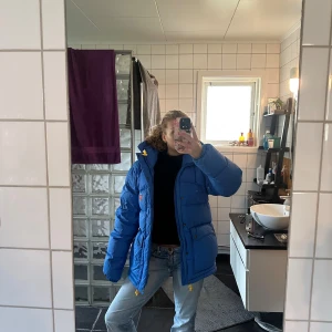 Fjällräven jacka - Jag säljer den här unika fina blåa fjällräven jackan i ny skick, den är bara andvänd i cirka 2 månader☺️inga defekter eller hål på jackan. Modellen är Fjällräven expedition lite down och är i storlek men S men passar mig super som har S/M i vanliga fall! Ny pris på denna är 6900kr!Hör av er vid intresse elelr frågor. Priset går att diskutera!