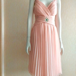 Ljusrosa plisserad  veckad klänning med spets v-neck - Superfin ljusrosa långklänning med plisserad kjol och omlottliv. Axelbanden har snygga spetsdetaljer och ryggen är öppen med spets och stor rosett. Materialet är mjukt och flowy, perfekt för dig som vill ha en romantisk look.