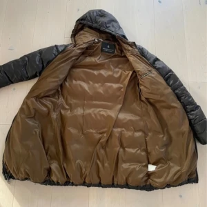 Maison Scotch 390 Kr  - Fin värmande Jacka Köpte den för över 3000 kr. Säljer billigt på grund av en reva som är fixad hos sömmerskan 