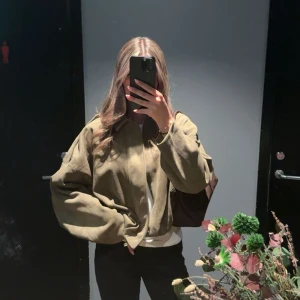 Olivgrön bomberjacka Zara  - Säljer den populära jackan från Zara i olivgrönt! Använd max 2 gånger, nytt skick! 😍