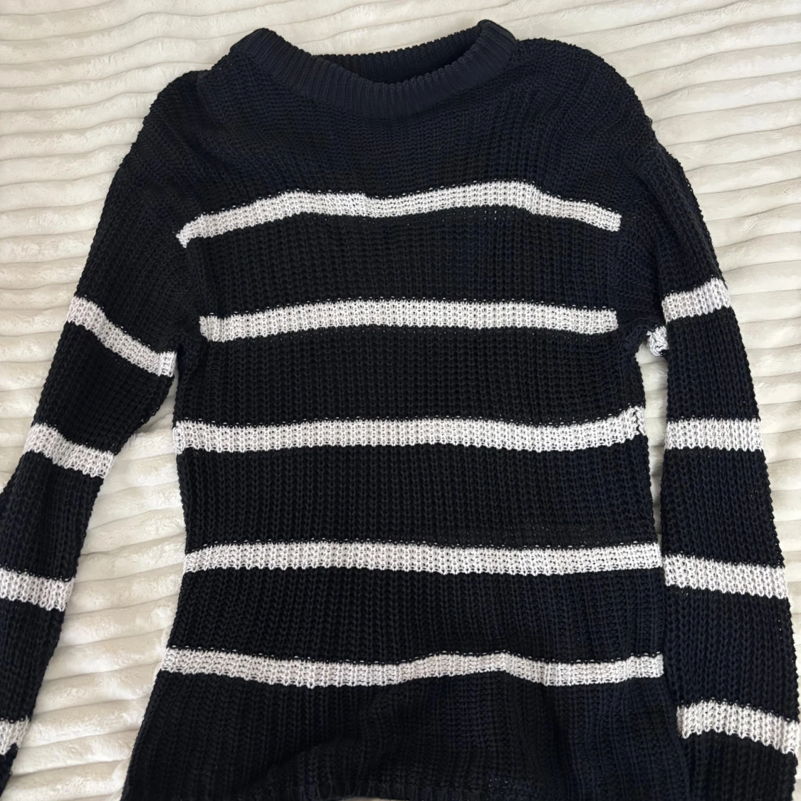 Svartvit randig stickad tröja  - 1