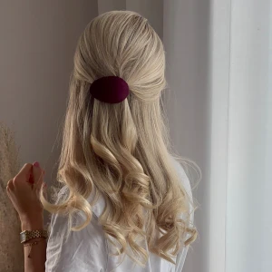 Burgundi hårklämma  - Snyggt oval hårklämma i vinrött tyg som ger en clean och stilren look. Klämman är täckt med slätt tyg och har en metallklämma på baksidan för enkel fastsättning. Gjort av återvunnet typ och återvunna skedar.  Perfekt för att fixa frisyren och addera en färgklick till din outfit.