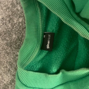 Grön sweatshirt PHOENIX Gina Tricot XS -  grön sweatshirt från Gina Tricot i storlek XS med trycket 'PHOENIX ARIZONA' framtill. Enda grejen med den är att den är lite solblekt vid halsen (se bild) men absolut inget man tänker på 