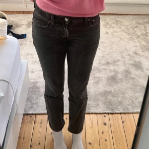 Svarta raka jeans  - Snygga svarta jeans med rak passform och klassisk femficksdesign. Jeansen har en något tvättad look och normal midja. Tillverkade i mjukt jeanstyg som sitter skönt hela dagen. Perfekta för dig som gillar en stilren och avslappnad vibe.