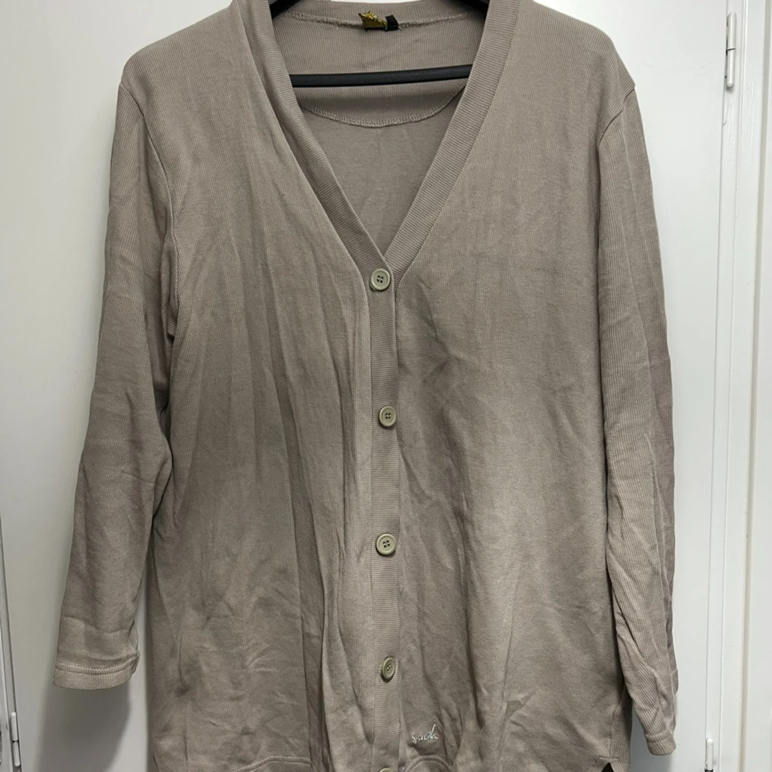 Beige kofta med knappar och v-ringning