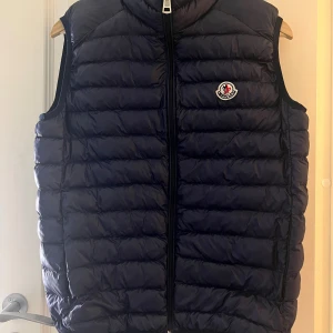 Marinblå dunväst från Moncler - Nyskick 