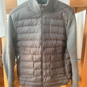 Moncler Cardigan - Moncler cardigan i storlek M. Jättefint skick och nfc tag funkar.