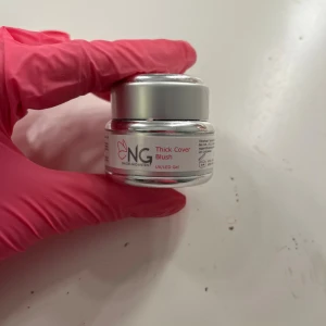 Nagelgele  - Nagel gele från nagelgiganten. Inte så mycket kvar så det räcker till övningnaglar. Hög viskositet.